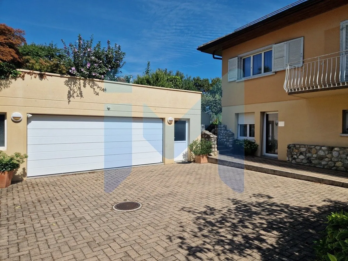Maison familiale avec jardin - Photo 2 sur 12