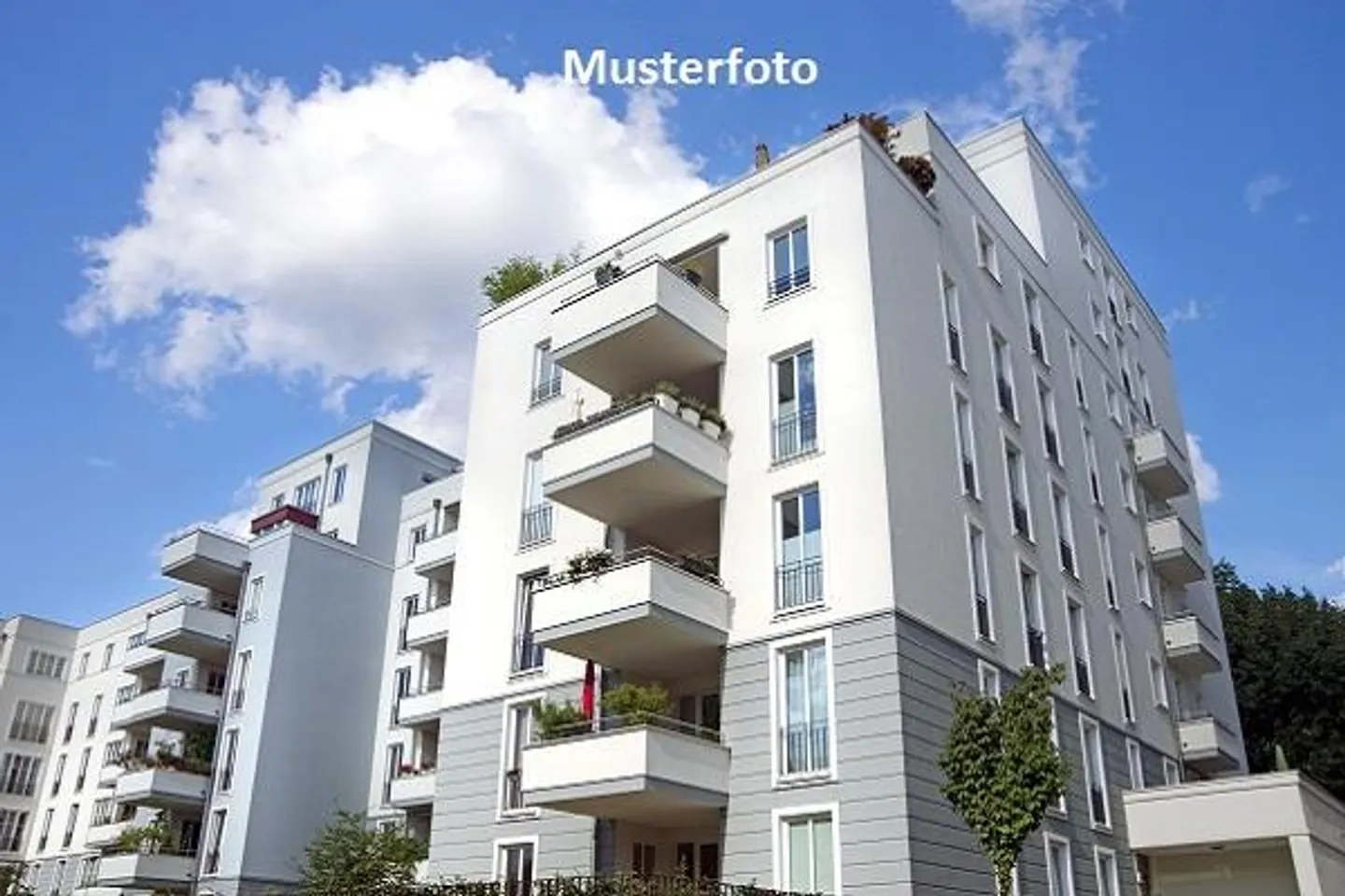 Edificio con tre appartamenti - Foto 1 di 13