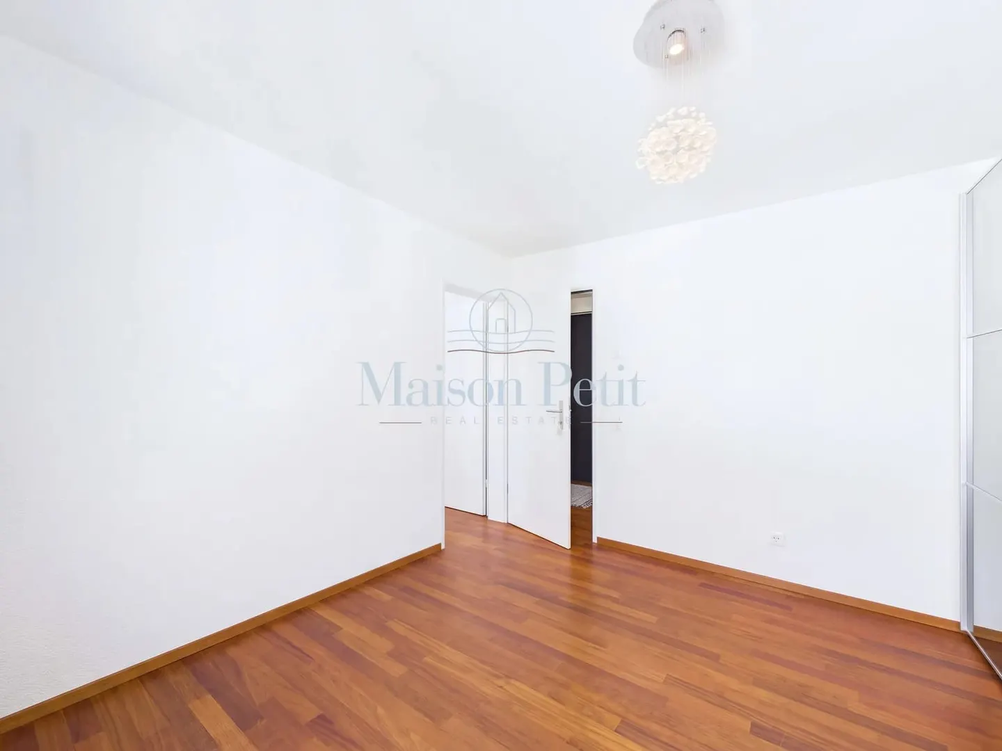 Stylish Attic Apartment in Zurich - Photo 7 of 13