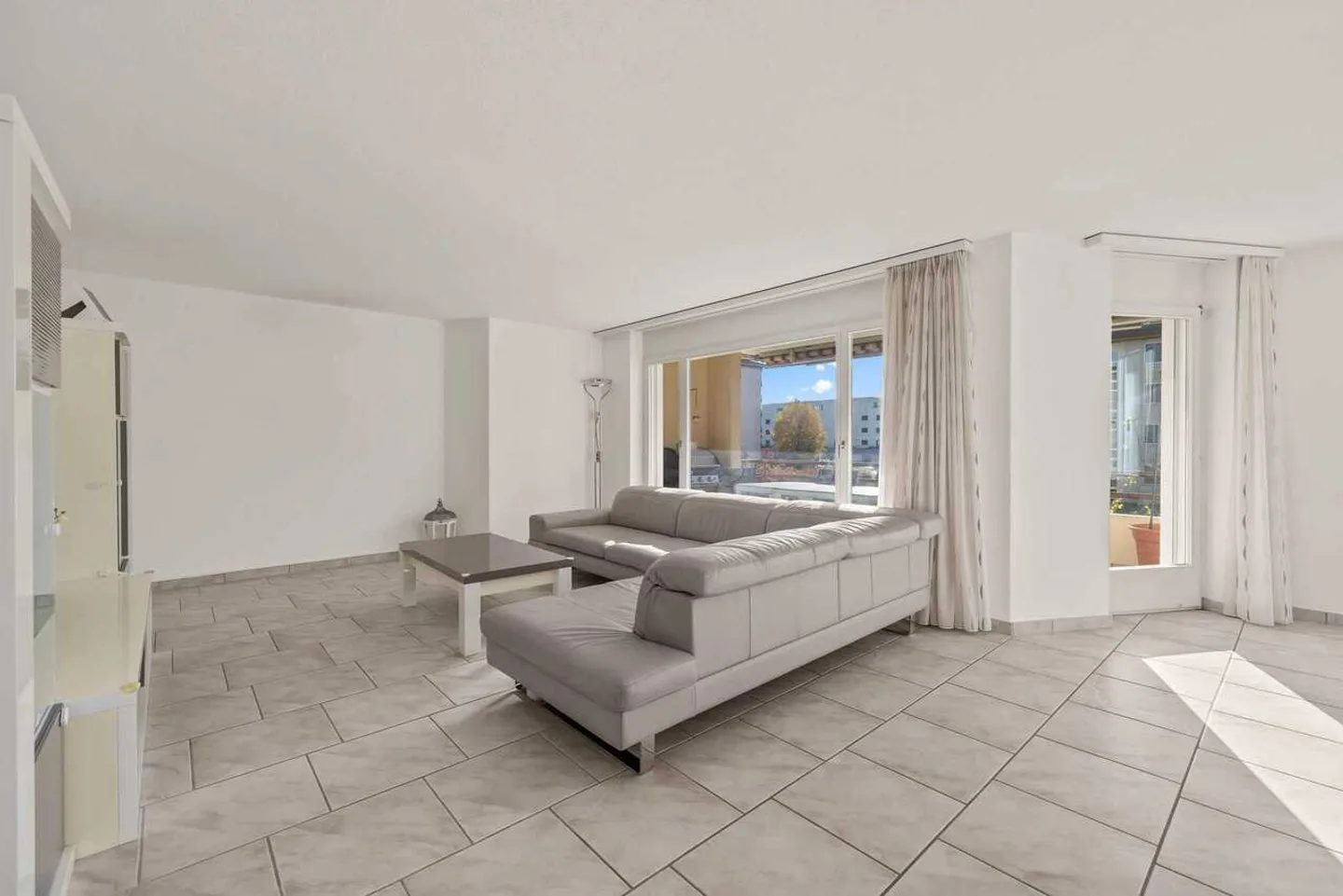 Appartamento luminoso di 5,5 stanze con grande balcone a Böttstein in vendita - Foto 4 di 13