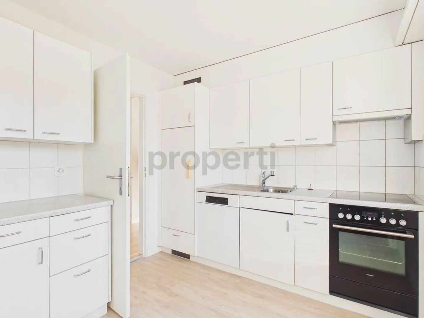 Geräumige Wohnung mit Balkon - Foto 2 von 8