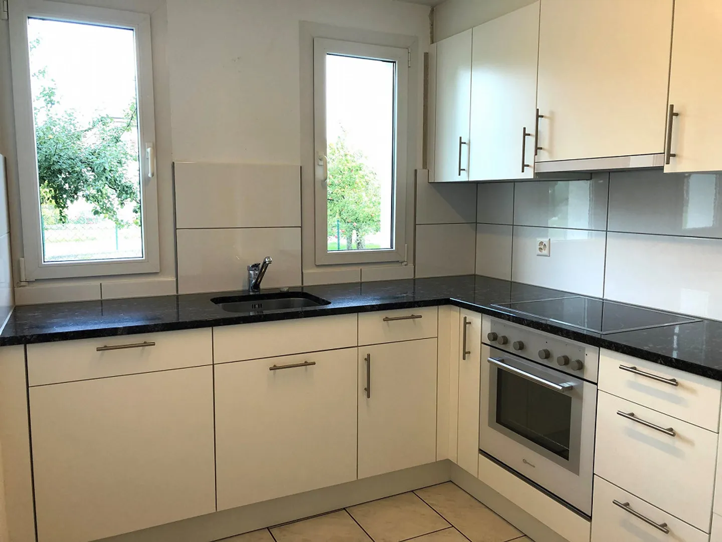 Ampio appartamento di 4,5 stanze con area giardino - Foto 3 di 9