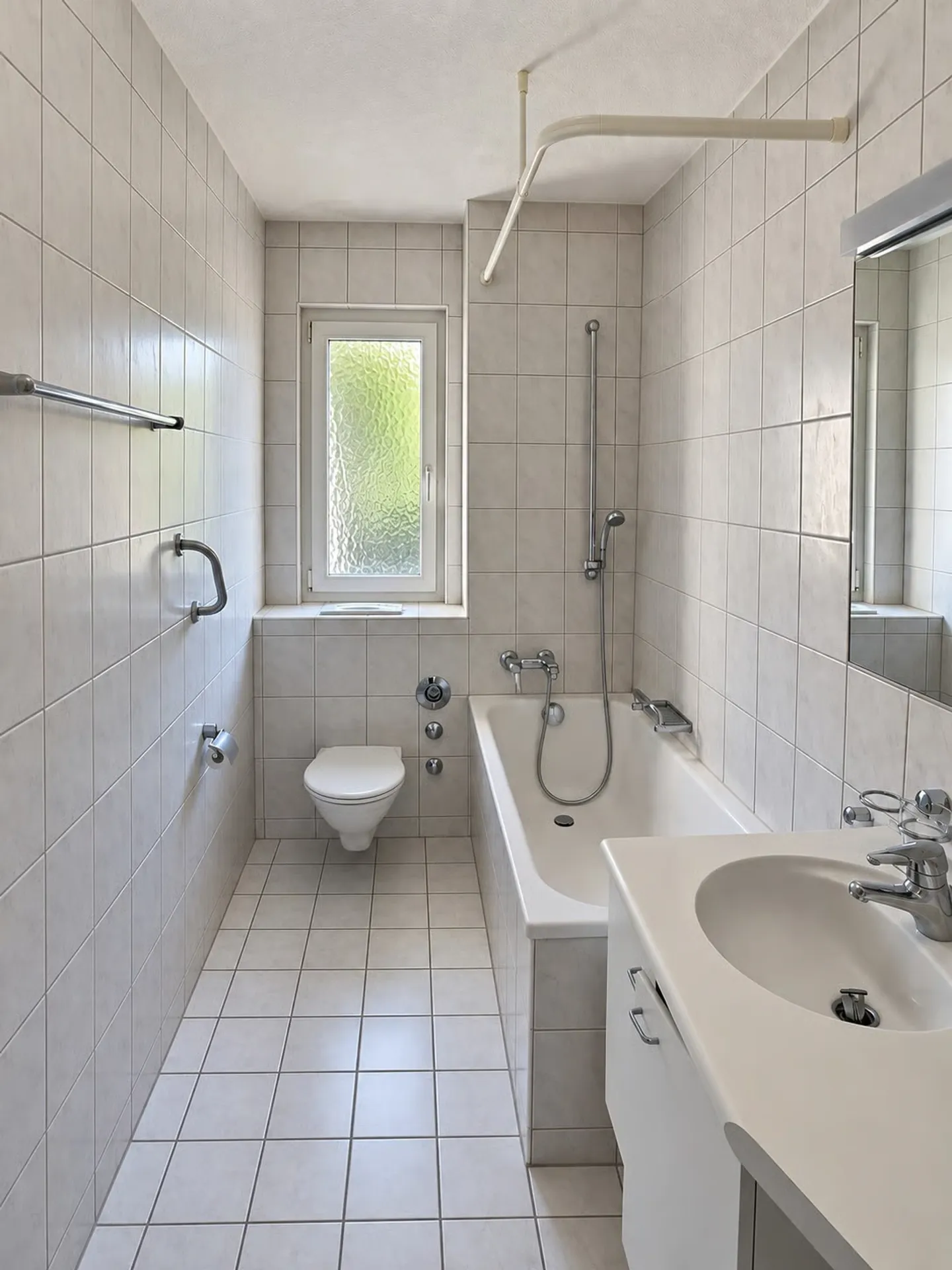 Your Home on the Gold Coast Attractive 3-Room Apartment in 8704 Herrliberg | Limited - Photo 4 of 5
