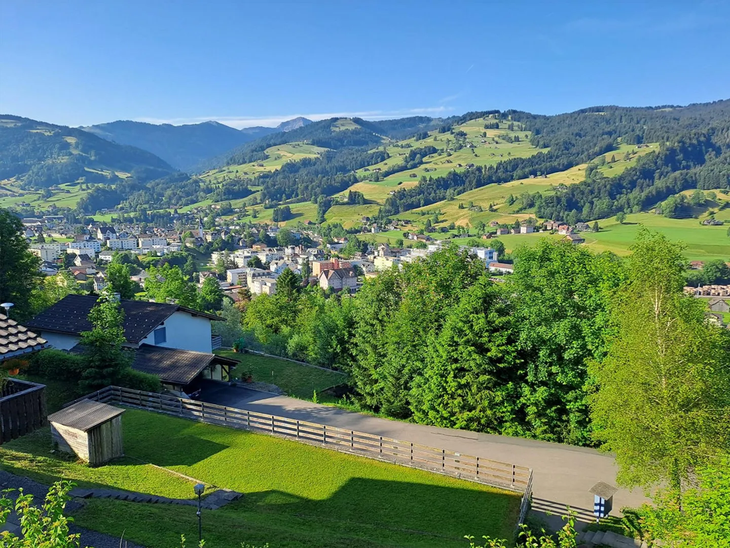 Detached 7-room house in a unique elevated location for rent - Photo 3 of 15