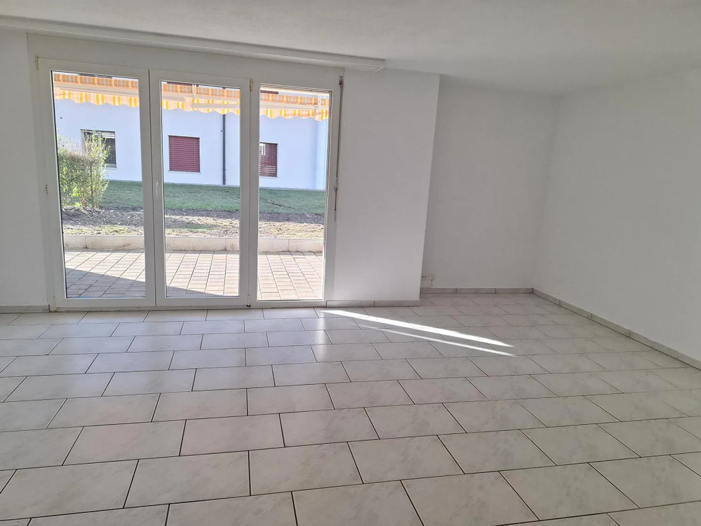 Ampio appartamento di 4,5 stanze con area giardino - Foto 4 di 9