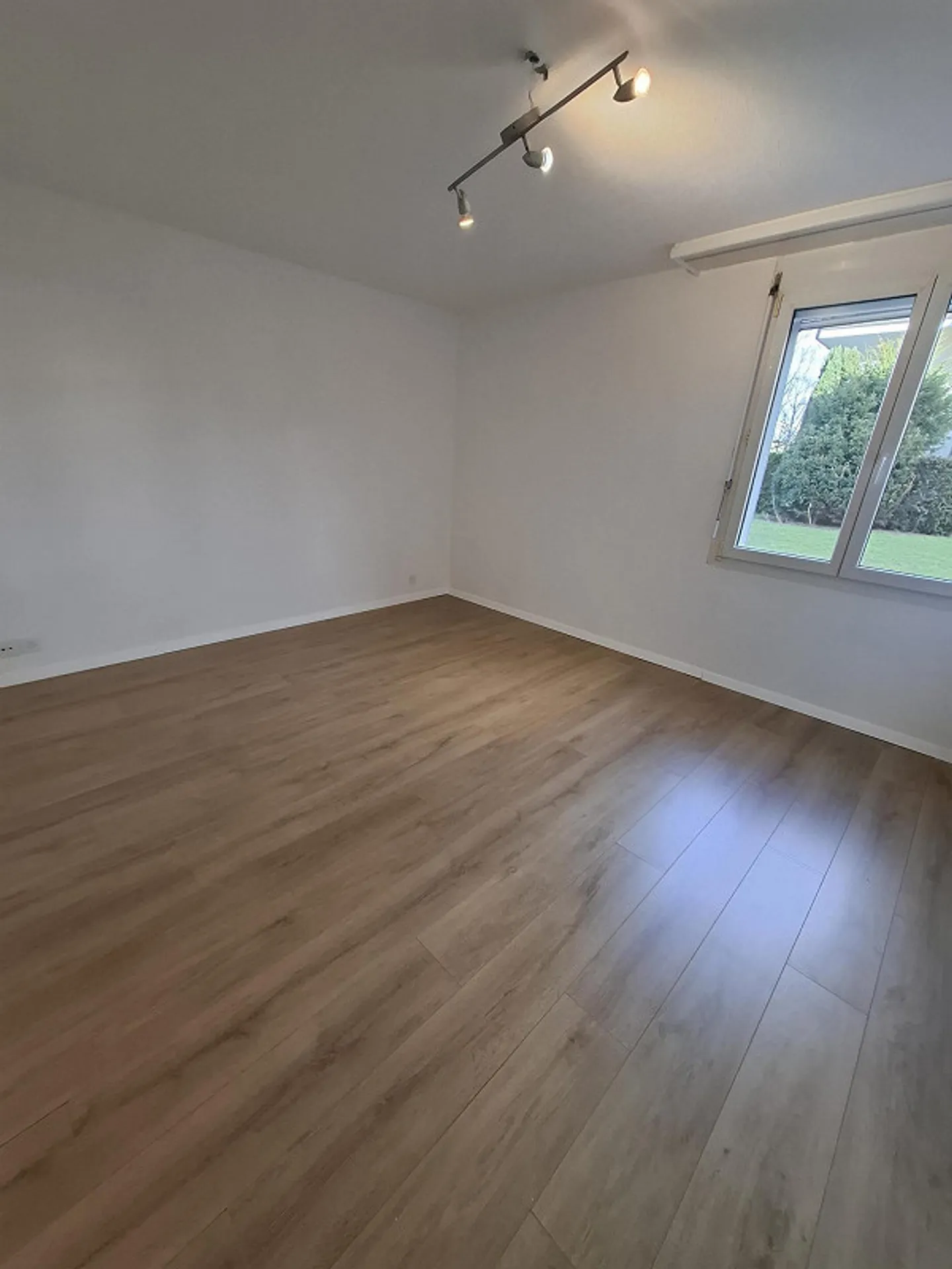Ampio appartamento di 4,5 stanze con area giardino - Foto 7 di 9