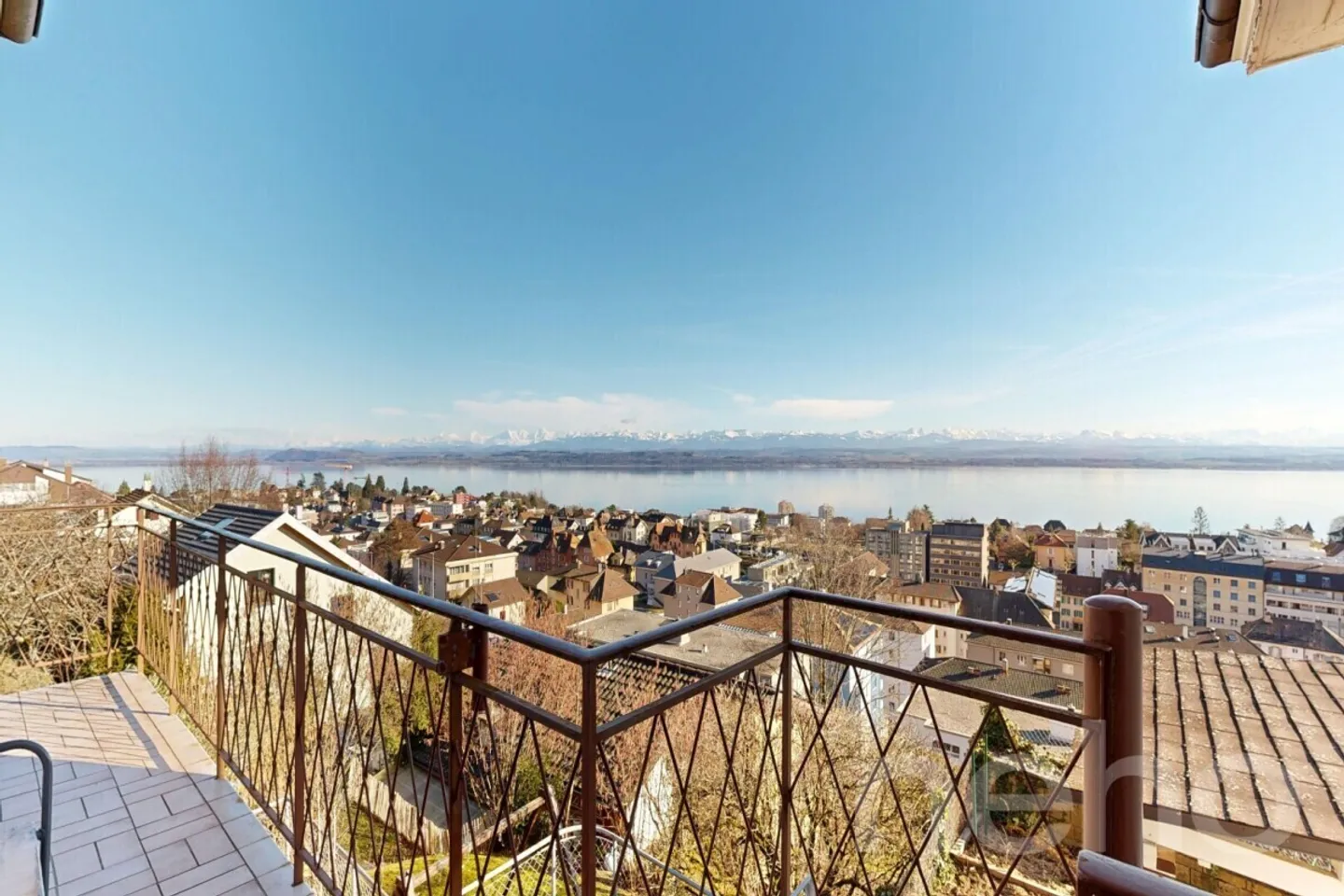 Rare on the market: Single-family house with panoramic lake view - Photo 4 of 12