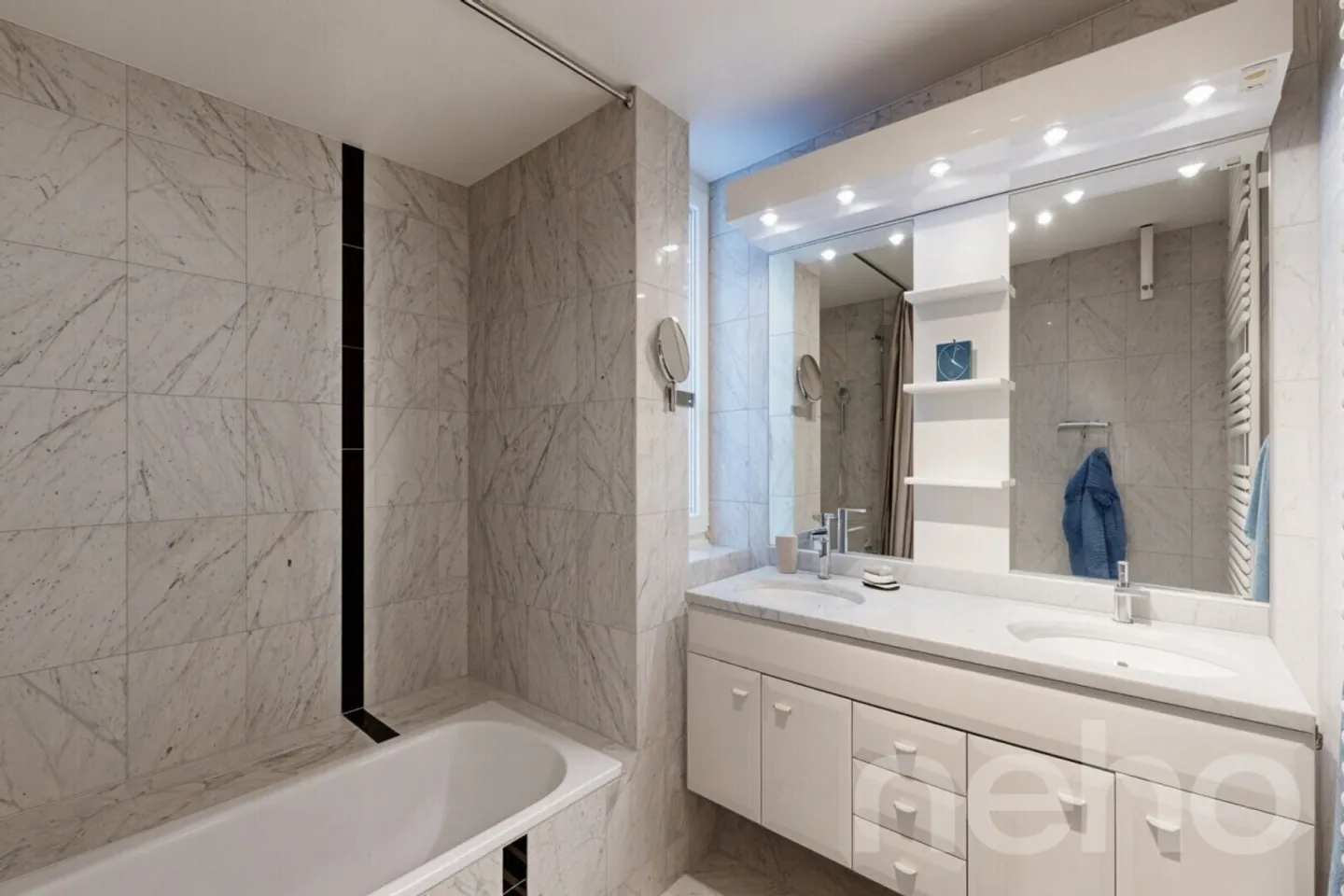 Rare on the market: Single-family house with panoramic lake view - Photo 9 of 12