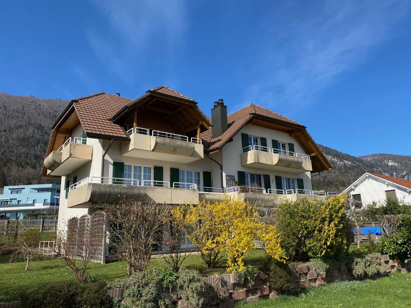 Charmante Dachwohnung mit Balkonen - Foto 1 von 16