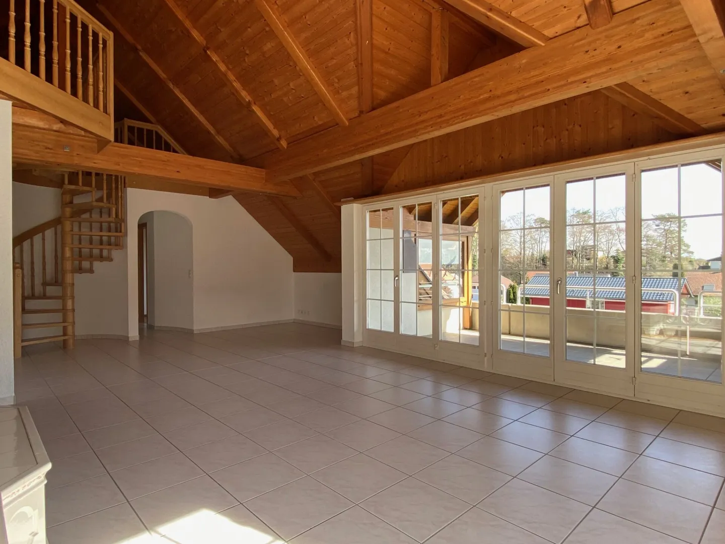 Charmante Dachwohnung mit Balkonen - Foto 2 von 16