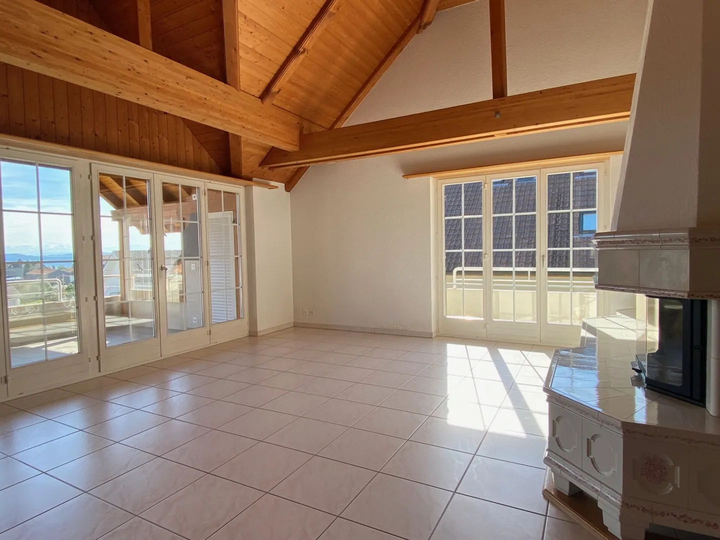 Charmante Dachwohnung mit Balkonen - Foto 4 von 16