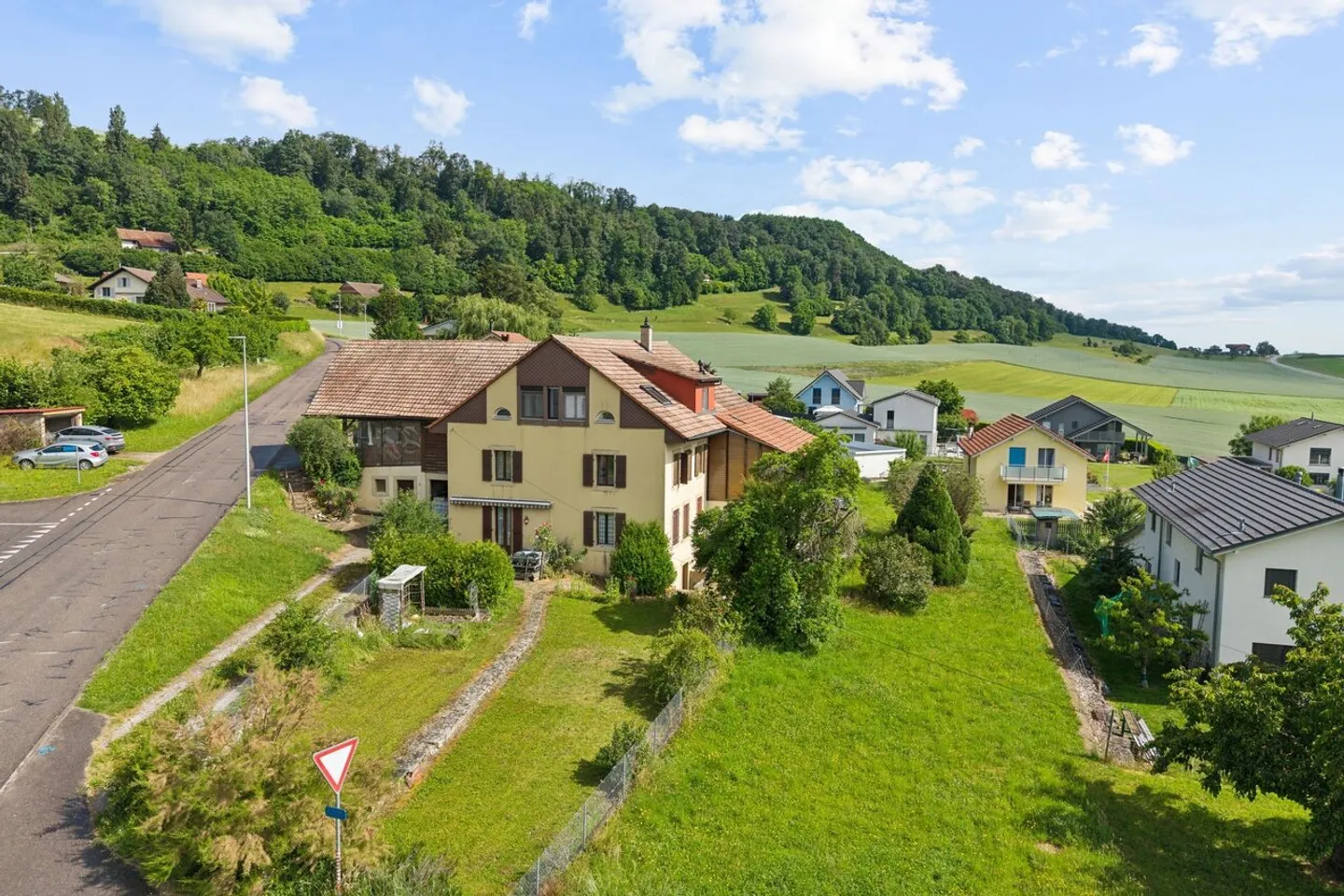 Farm with high potential of 3 apartments on large plot - Photo 1 of 13