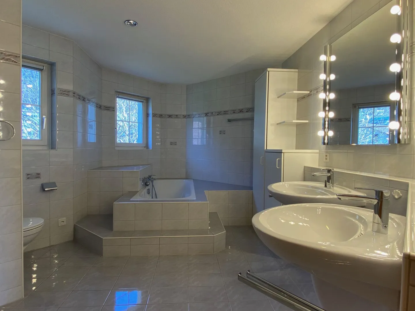 Charmante Dachwohnung mit Balkonen - Foto 9 von 16