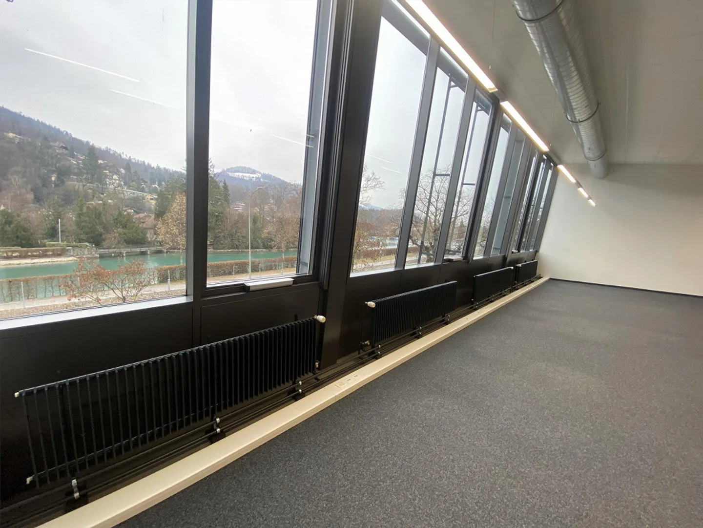 Ufficio compartimentato in ufficio condiviso - Foto 3 di 8