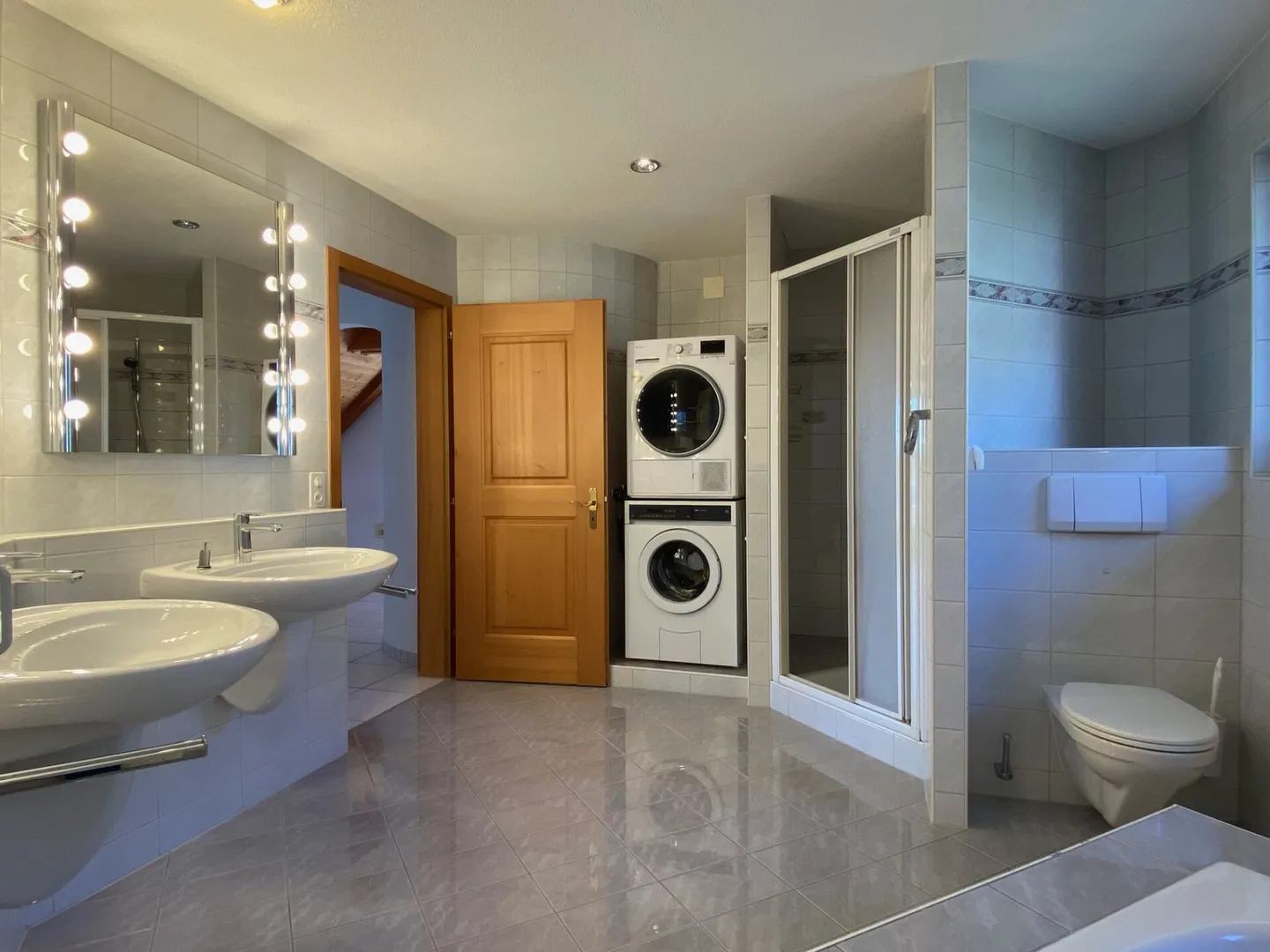 Charmante Dachwohnung mit Balkonen - Foto 10 von 16