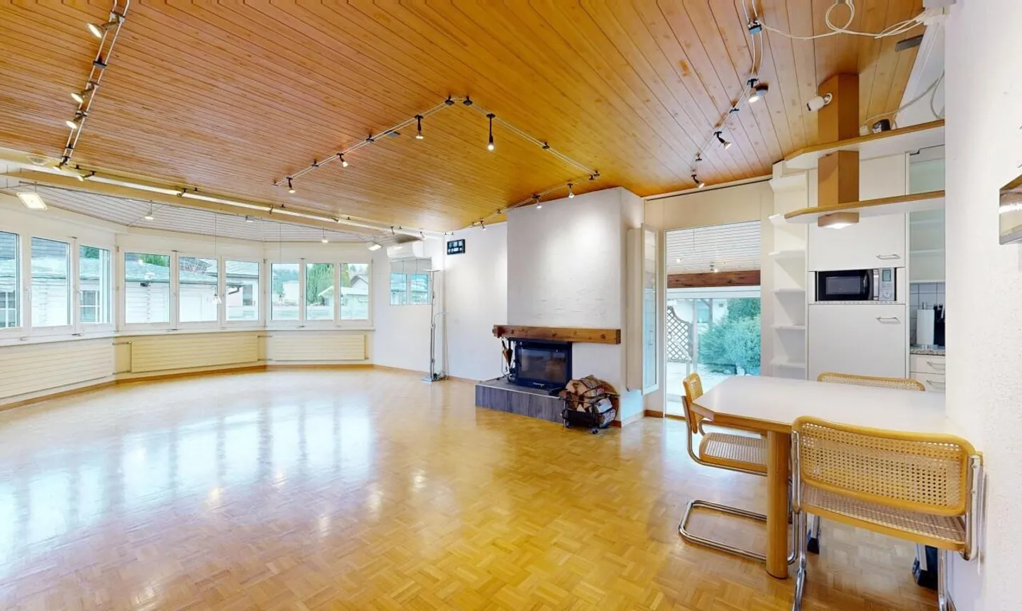 Charmantes 4.5 Zimmer Einfamilienhaus mit grossem Garten inkl. Teich - Foto 3 di 11