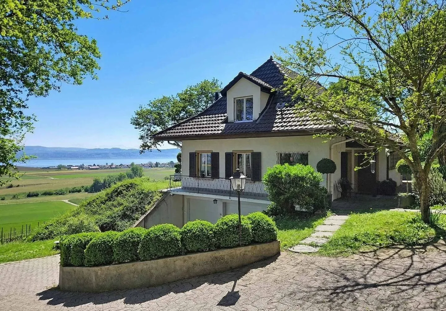 Villa with panoramic view of Lake Neuchâtel - Photo 10 of 13