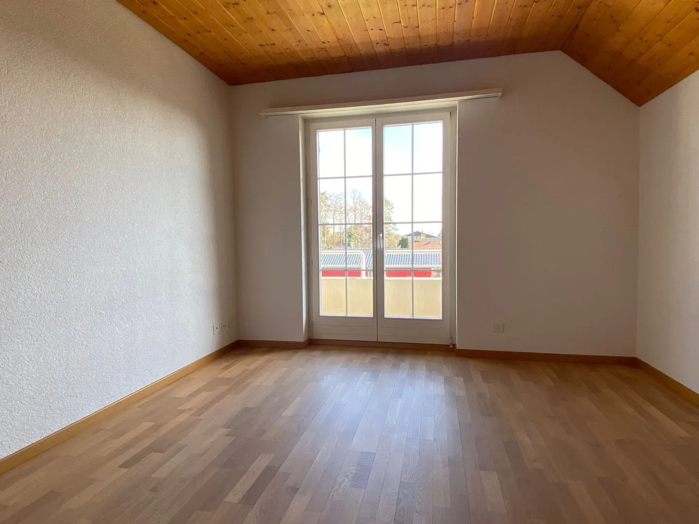 Charmante Dachwohnung mit Balkonen - Foto 13 von 16