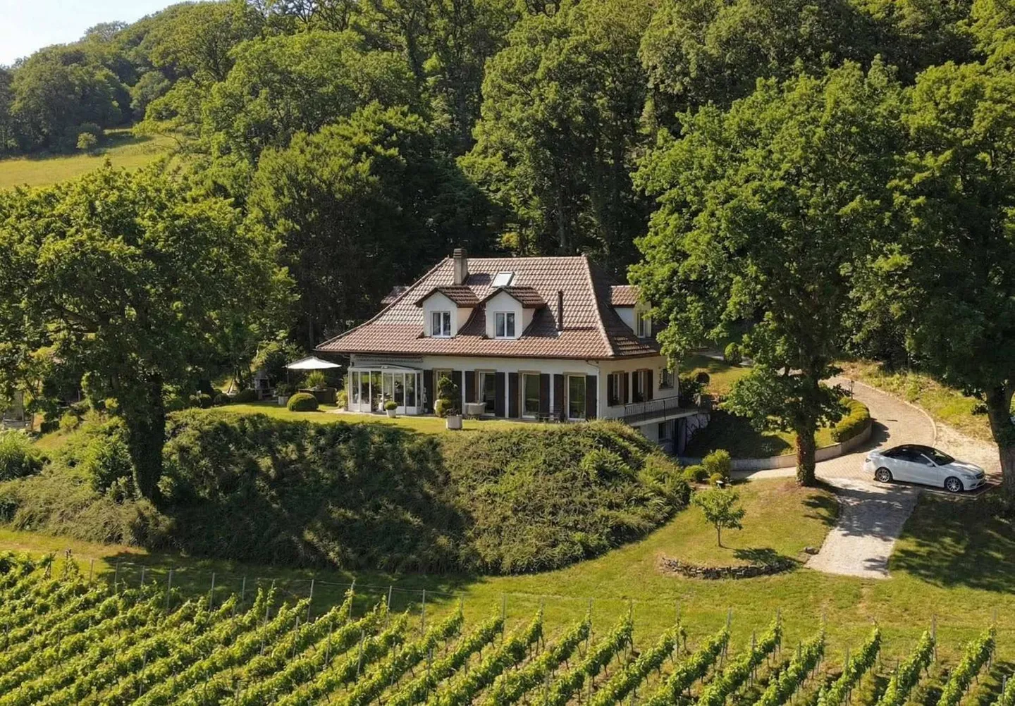 Villa with panoramic view of Lake Neuchâtel - Photo 1 of 13