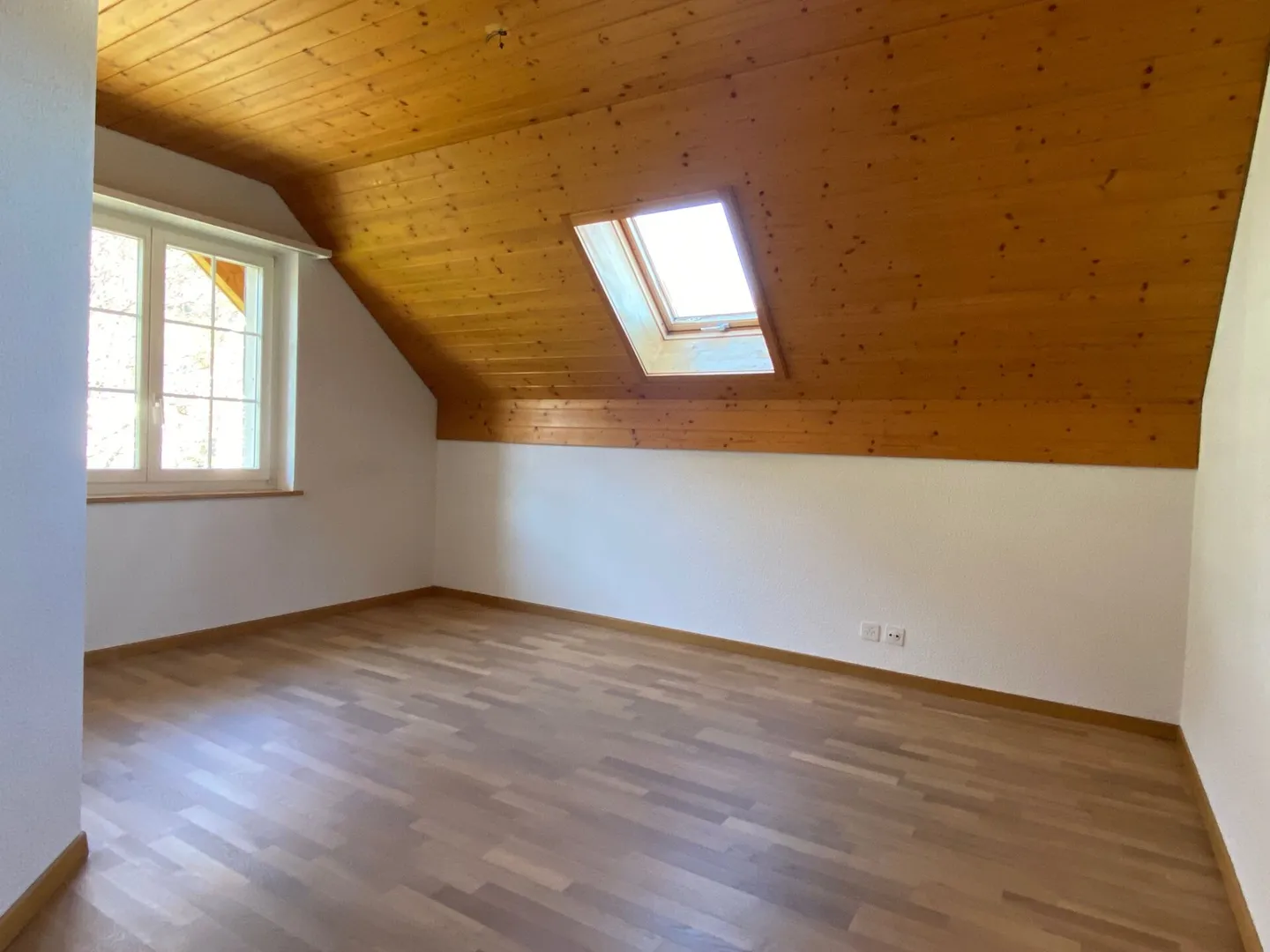 Charmante Dachwohnung mit Balkonen - Foto 14 von 16