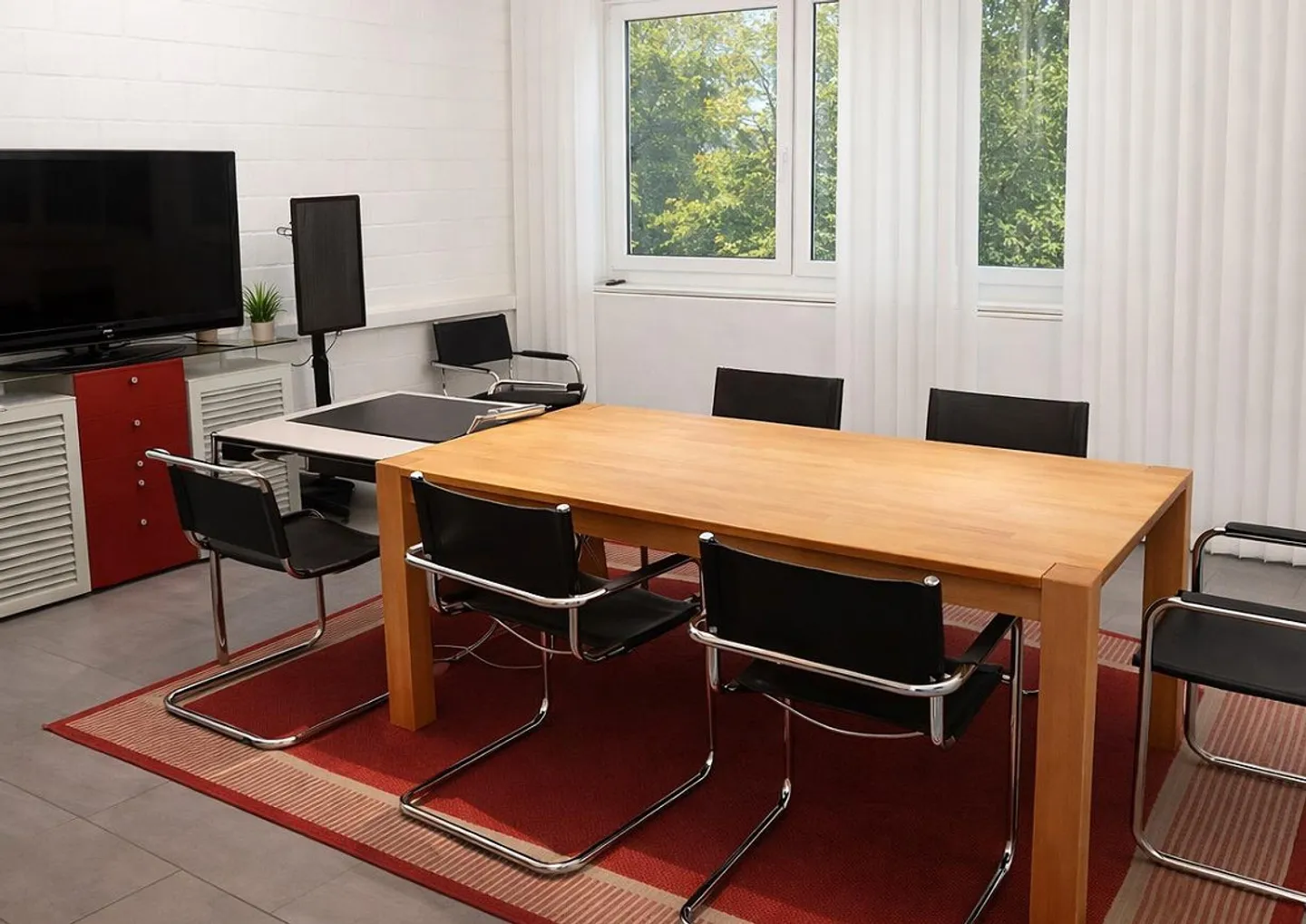 Attractive commercial spaces on the 1st floor - Photo 2 of 8