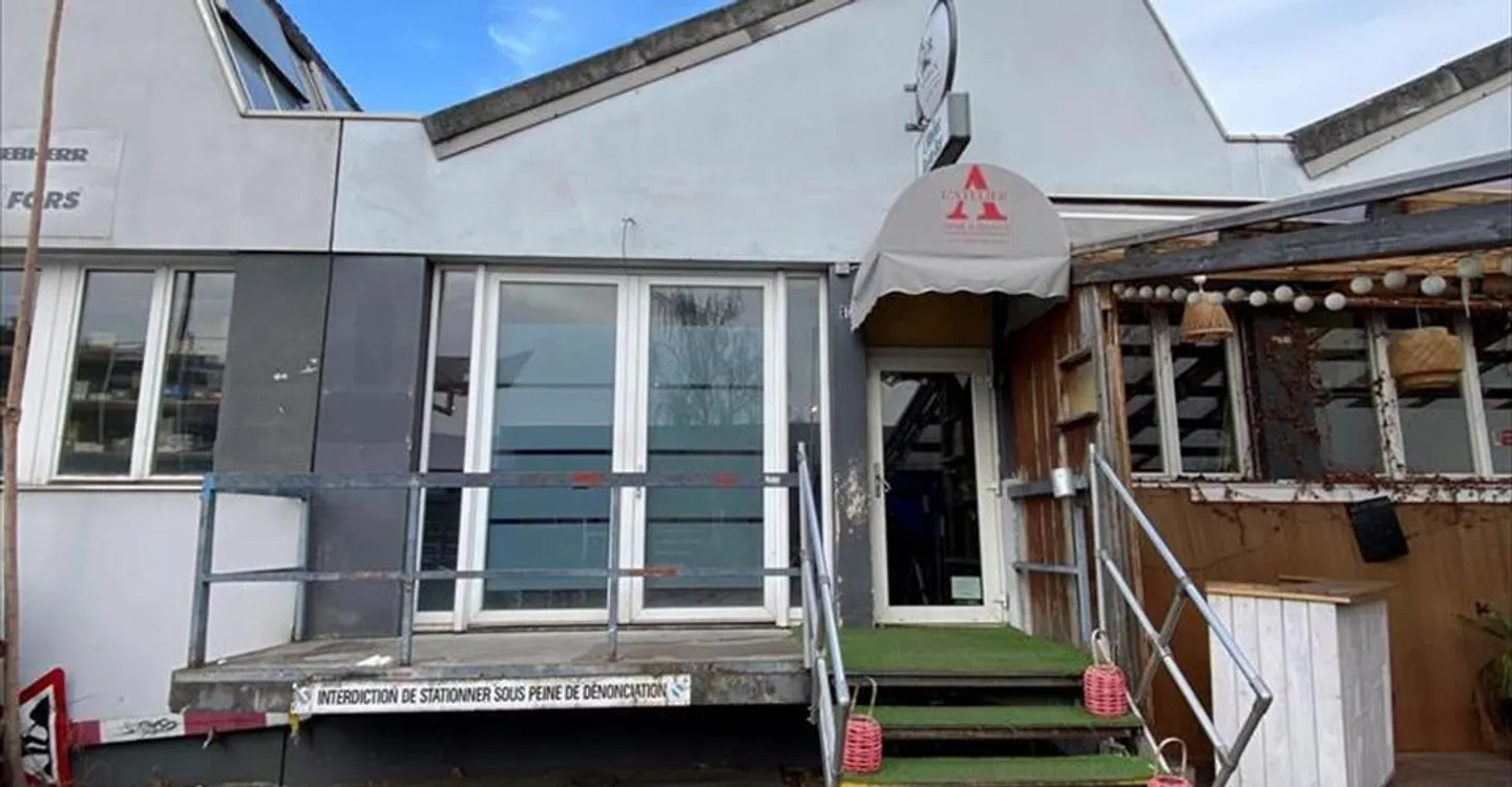 Mixed-use building for rent - Photo 1 of 11