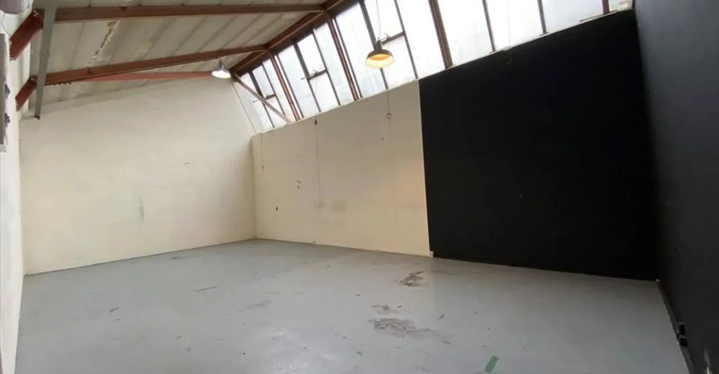 Mixed-use building for rent - Photo 2 of 11