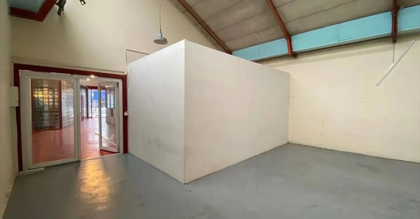 Mixed-use building for rent - Photo 3 of 11