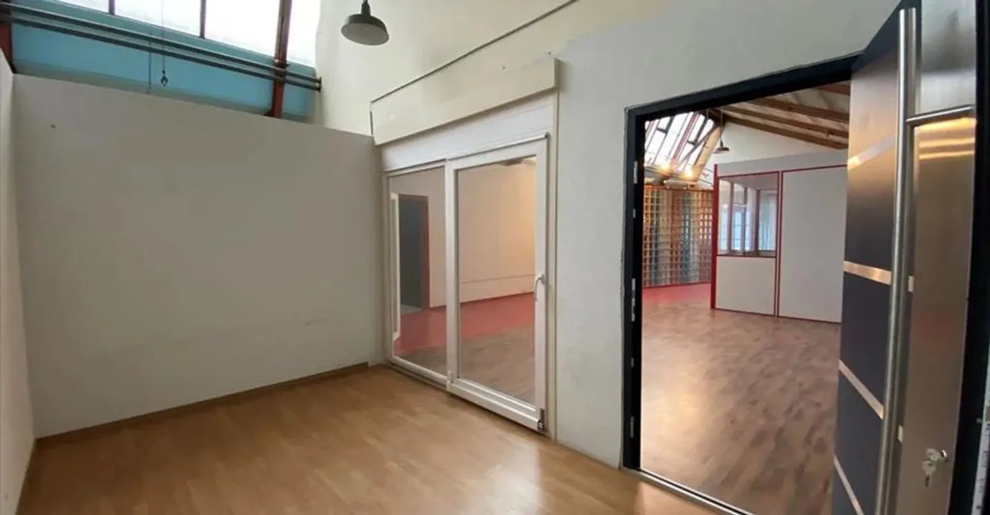 Mixed-use building for rent - Photo 4 of 11