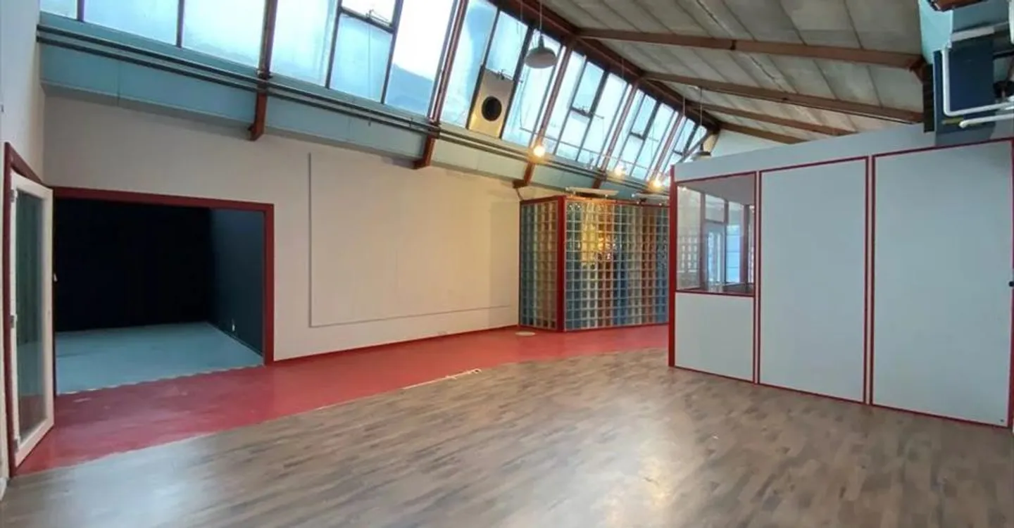 Mixed-use building for rent - Photo 5 of 11