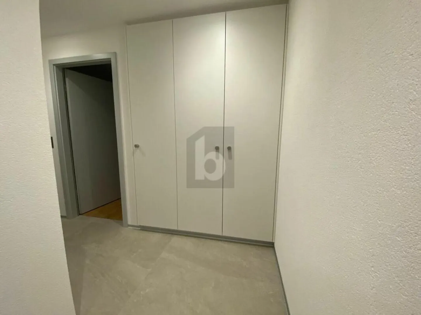 RUHIG UND MODERN, HELL - Foto 5 von 6