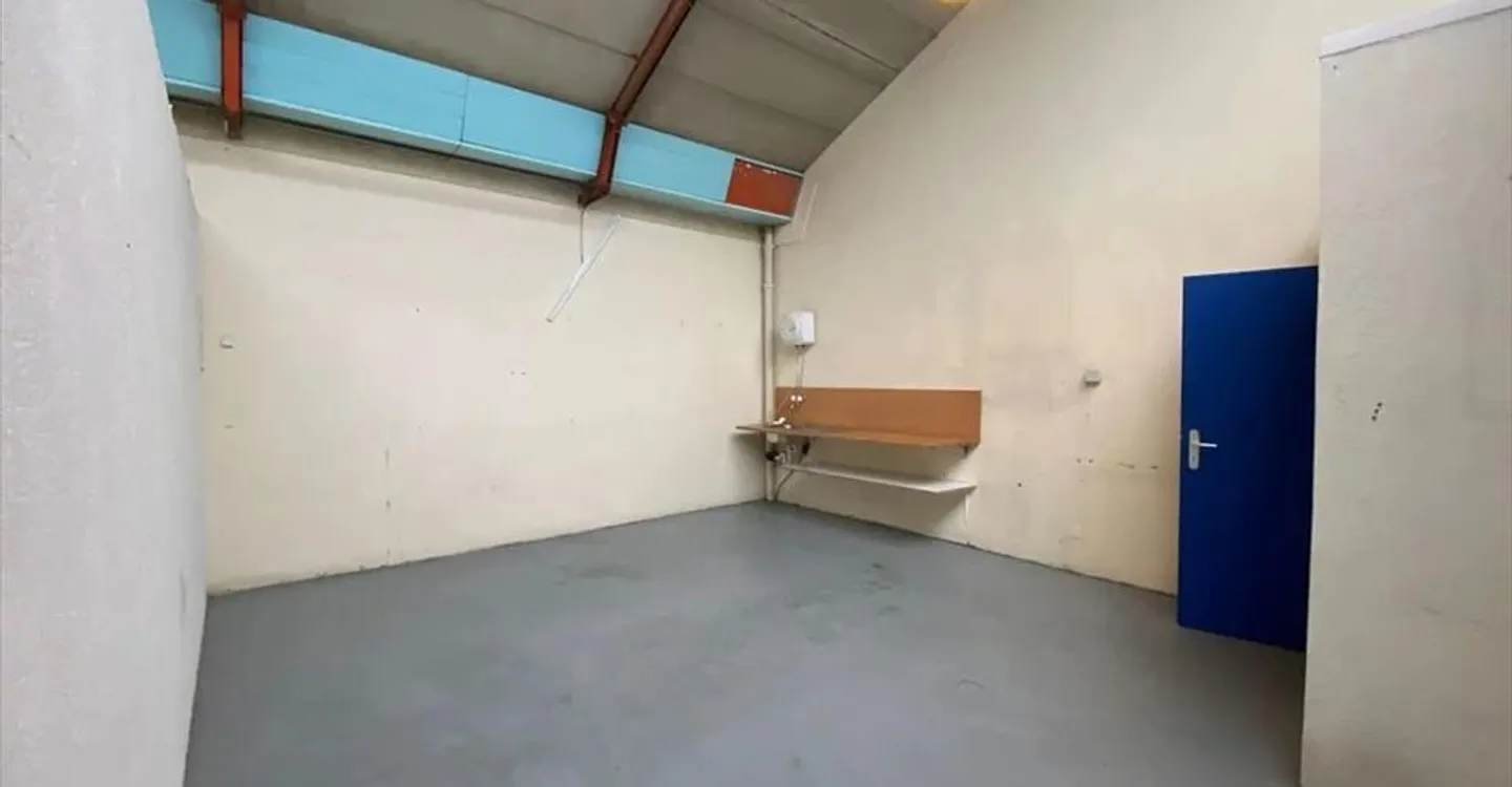 Mixed-use building for rent - Photo 7 of 11