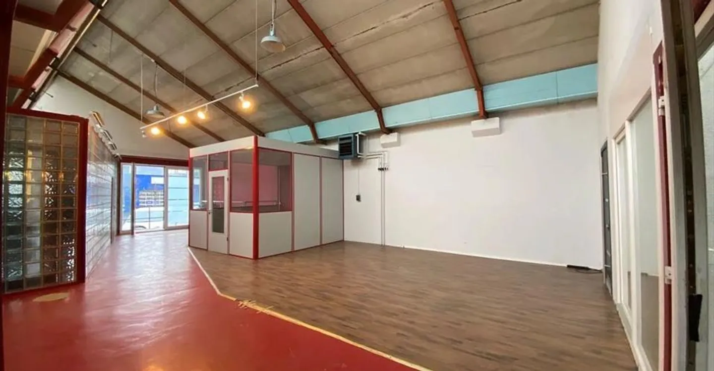 Mixed-use building for rent - Photo 8 of 11