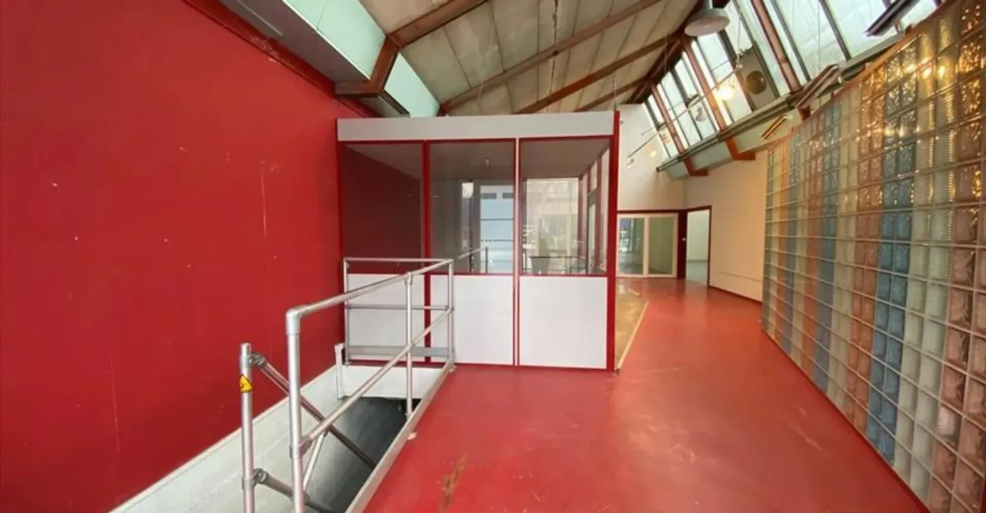 Mixed-use building for rent - Photo 9 of 11