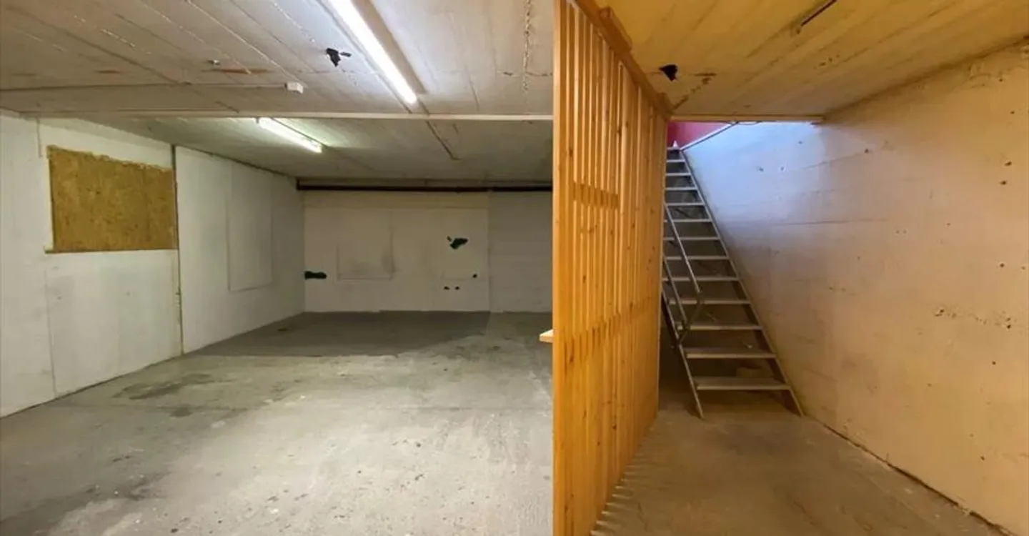 Mixed-use building for rent - Photo 10 of 11