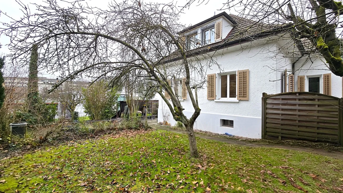EINFAMILIENHAUS IN BESTER LAGE MIT MÖGLICHKEIT ZUR INDIVIDUELLEN AUFWE - Foto 1 von 6