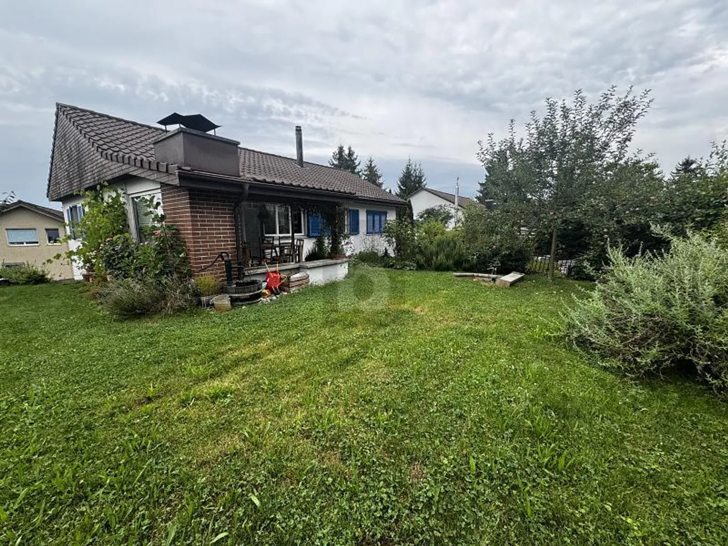 CHARMANT MIT GROSSZÜGIGEM NATURGARTEN - Photo 1 sur 6