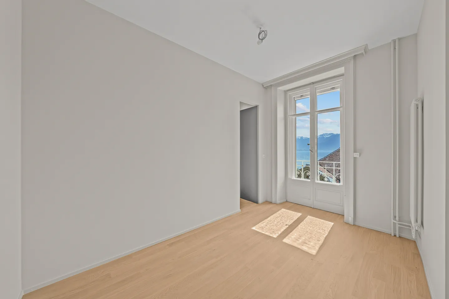 Elegant 2.5 room apartment located in Montreux with lake view - Photo 4 of 9