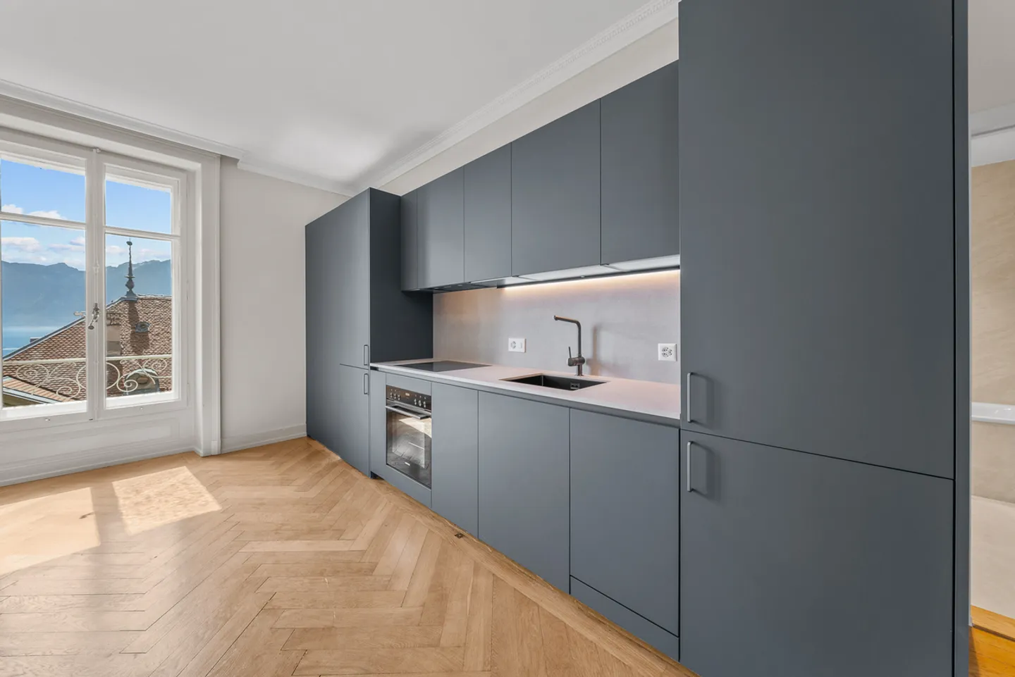 Elegant 2.5 room apartment located in Montreux with lake view - Photo 2 of 9