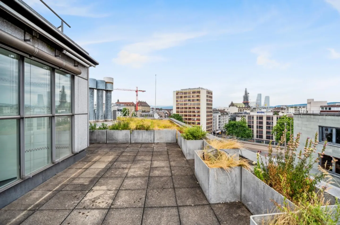 Arbeiten mit Aussicht - Klimatisierte Bürofläche mit Terrassen in Basel - Foto 3 von 12