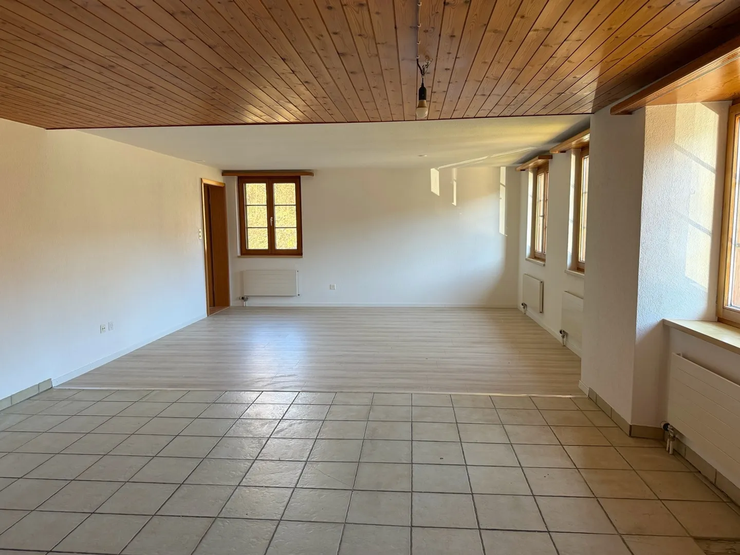 Modernized 4-room apartment with practical parking, Beggingen - Photo 2 of 11