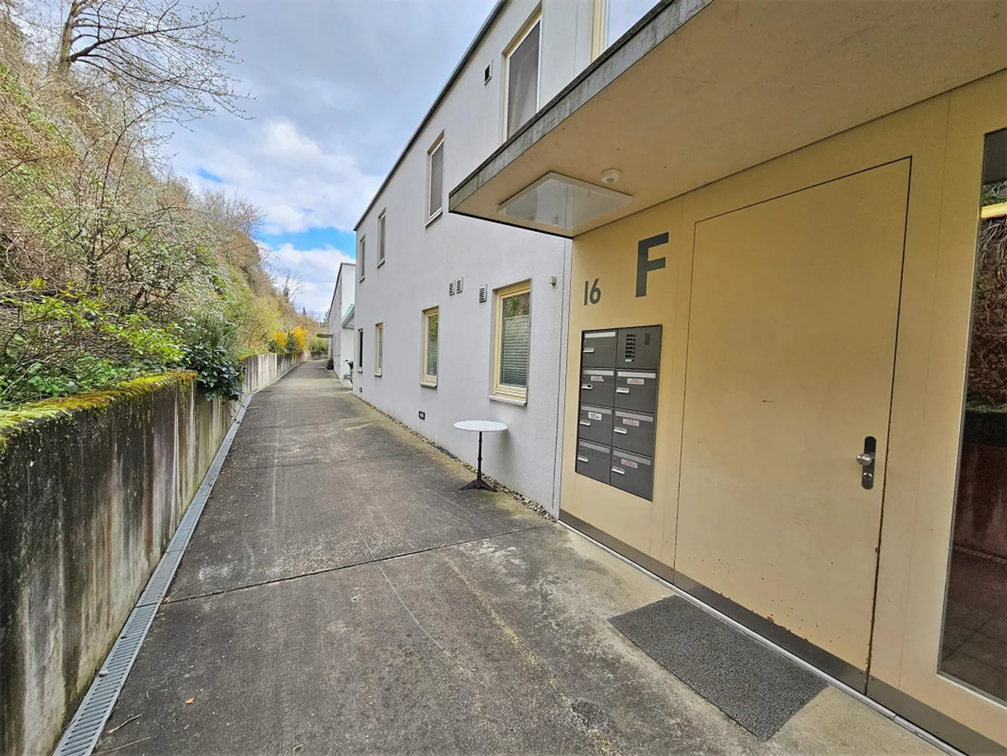 Vista panoramica sui tetti | Natura e posizione centrale unite | Acqua... - Foto 8 di 10