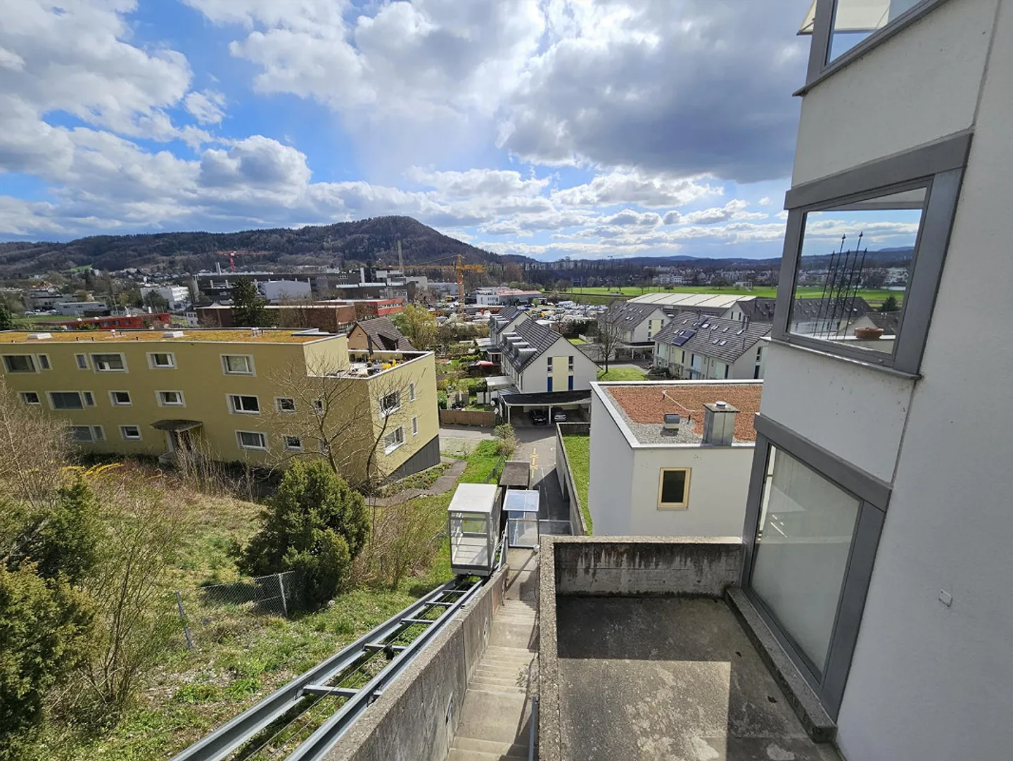 Vista panoramica sui tetti | Natura e posizione centrale unite | Acqua... - Foto 9 di 10