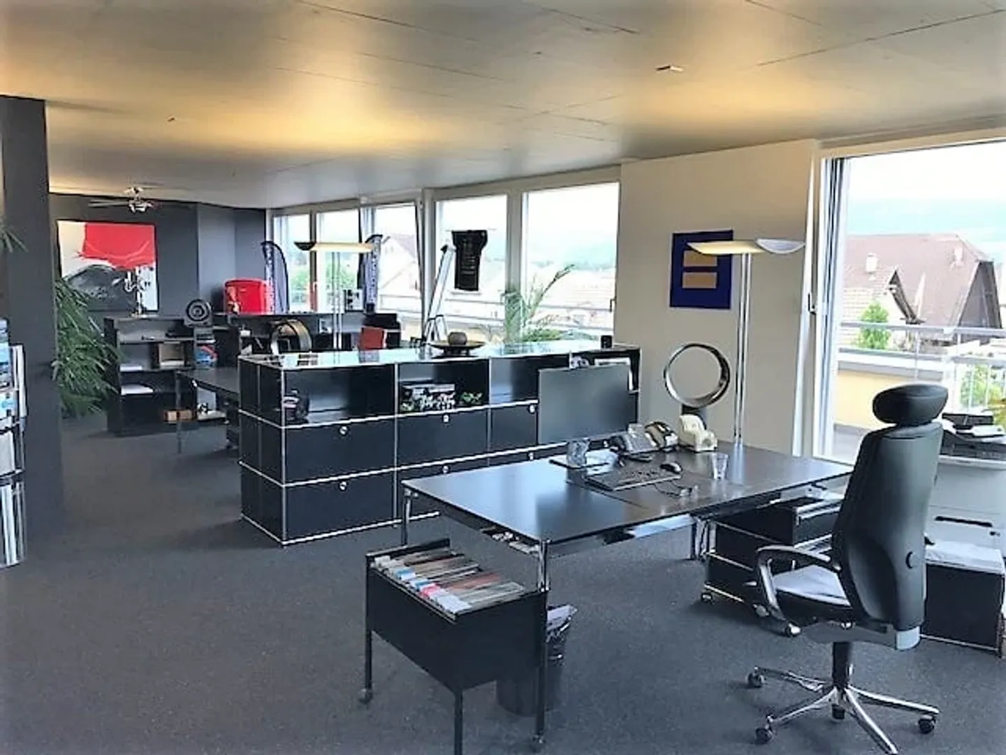 Bright commercial space with a surrounding terrace - Photo 8 of 13