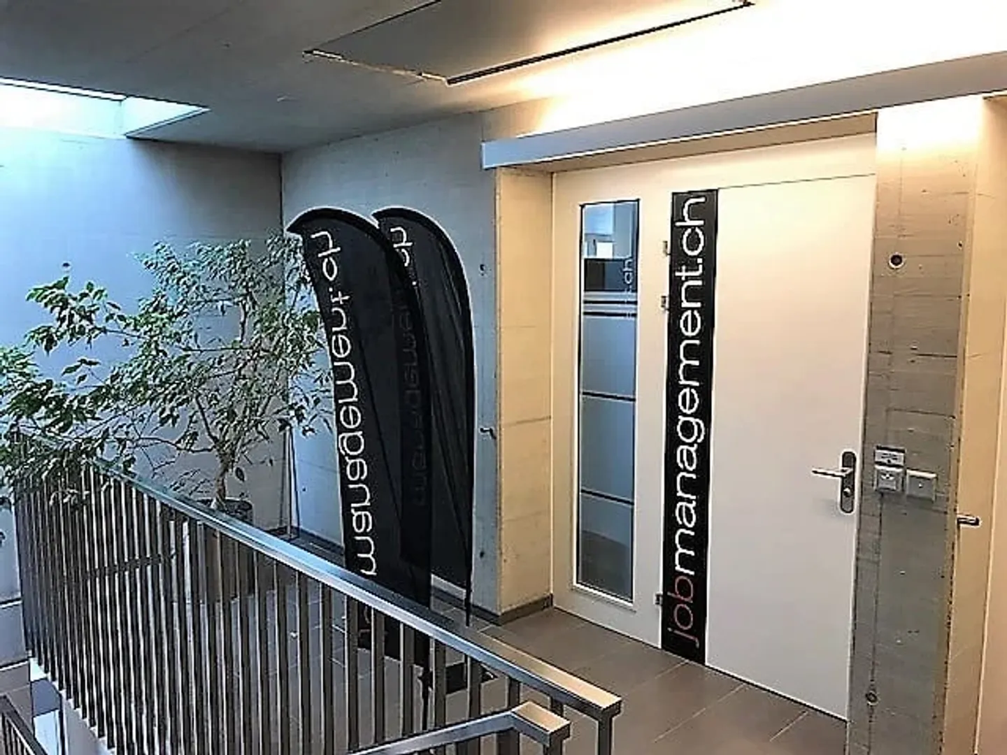 Bright commercial space with a surrounding terrace - Photo 7 of 13