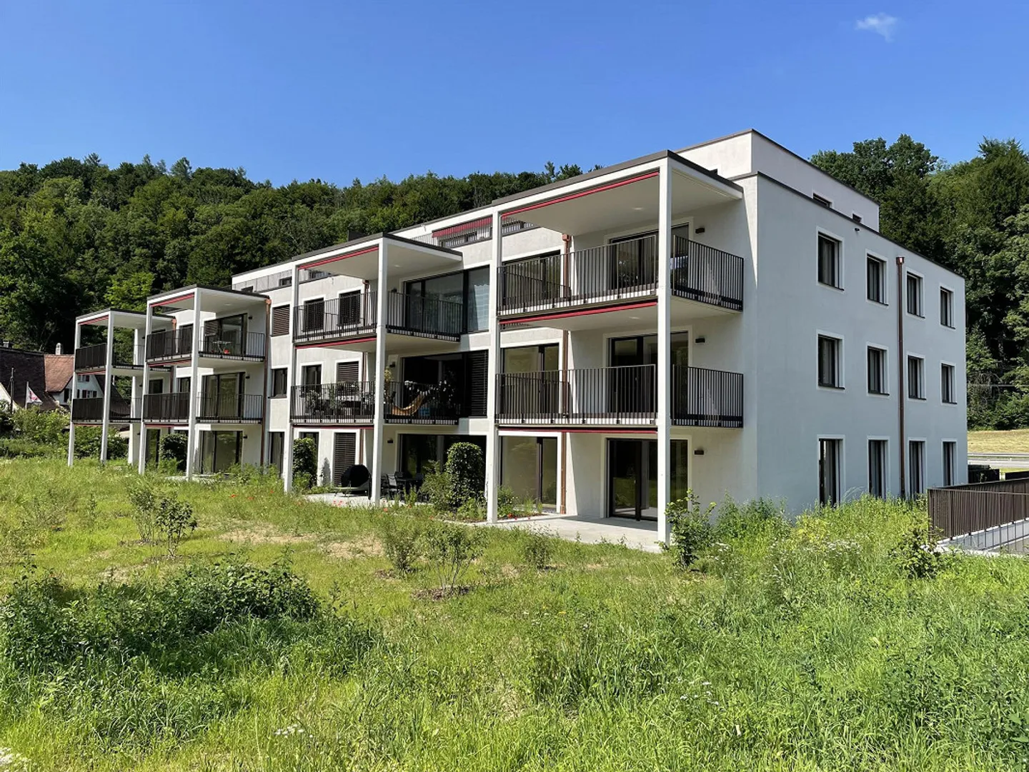 Première location - Superbe appartement en attique de 4,5 pièces avec grande terrasse et vue sur la verdure - Photo 2 sur 13