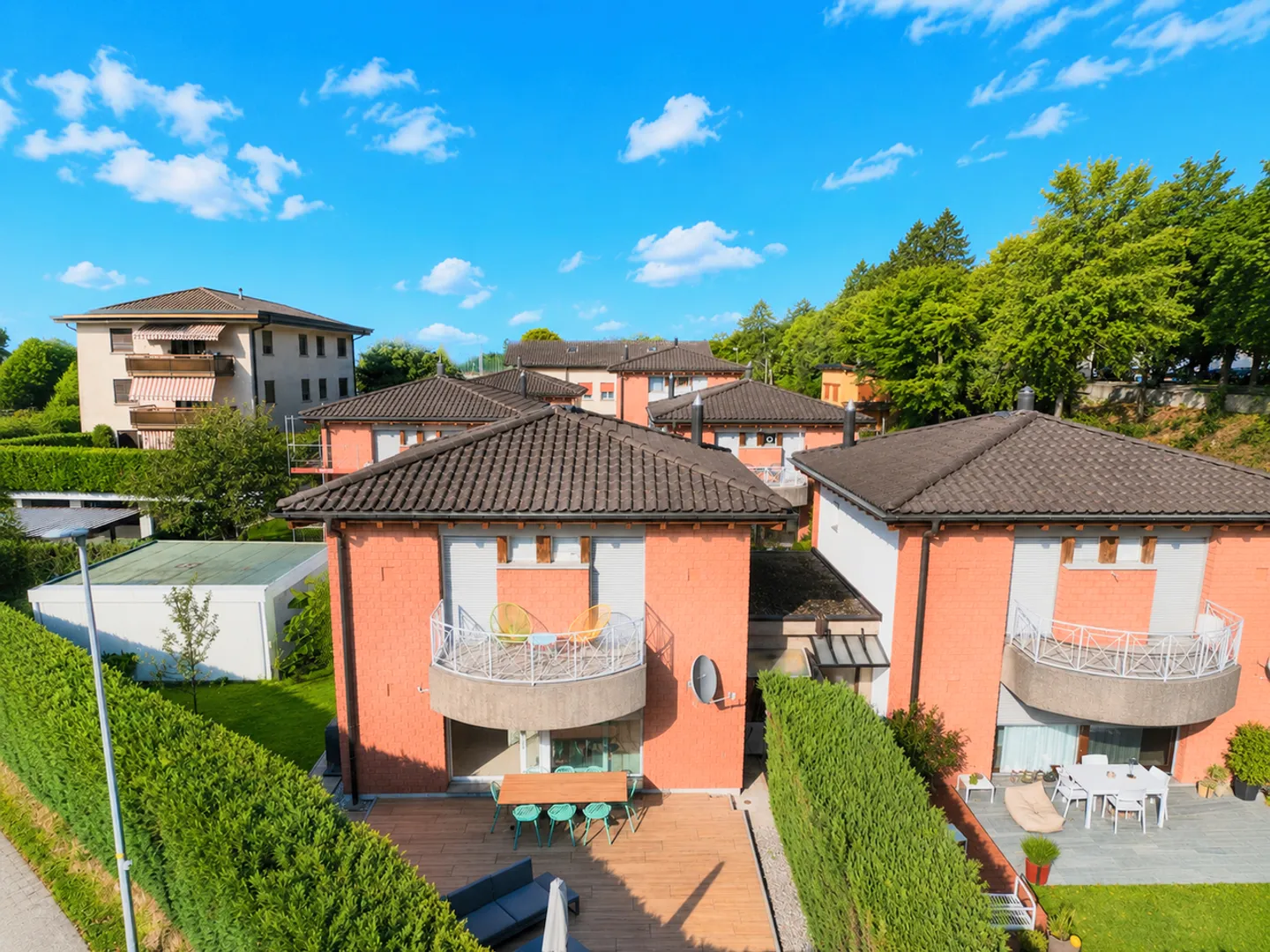 Elegante Villa mit Garten, Großzügiger Terrasse und Offener Aussicht - Foto 2 von 24