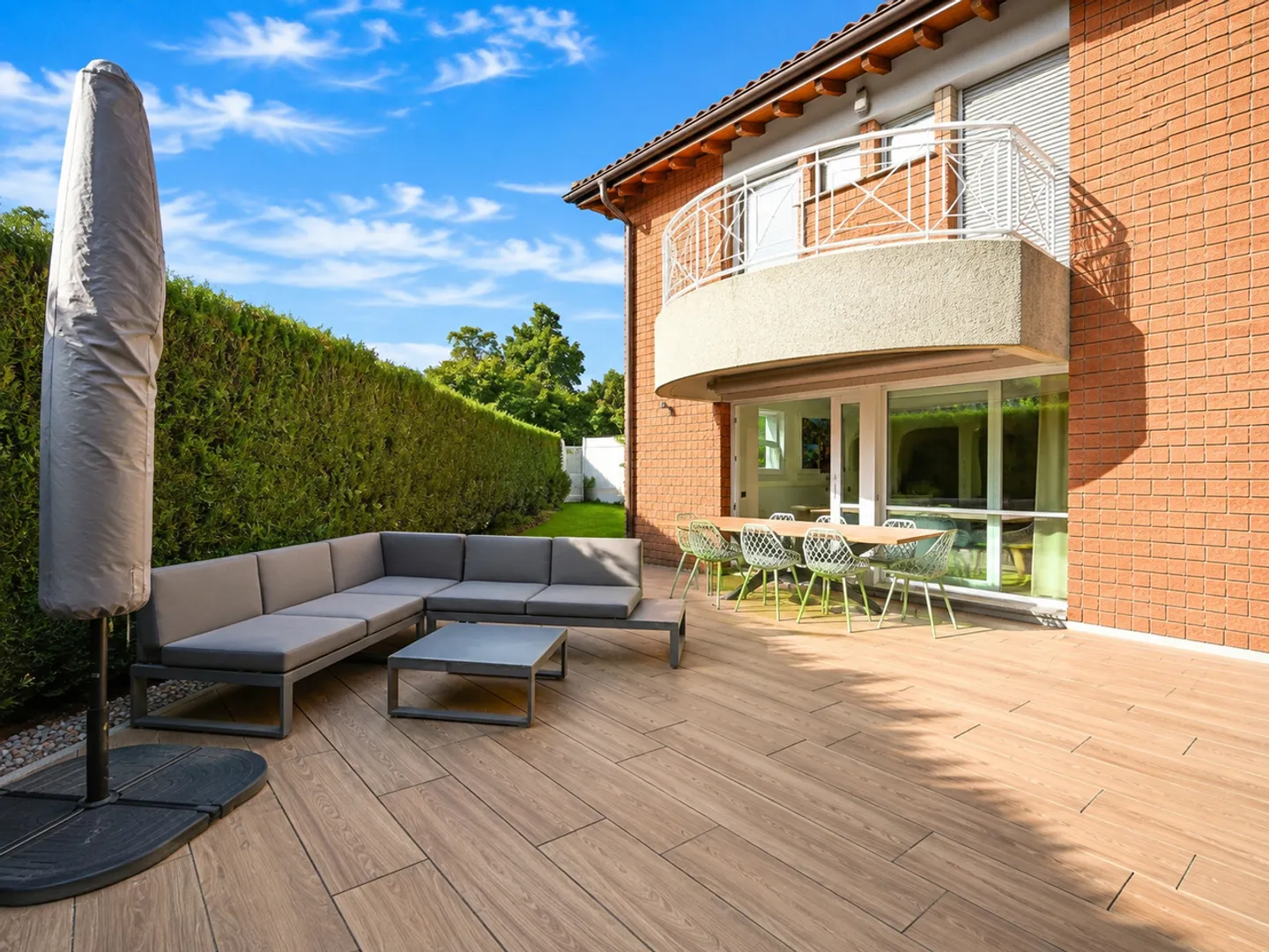 Elegante Villa mit Garten, Großzügiger Terrasse und Offener Aussicht - Foto 3 von 24