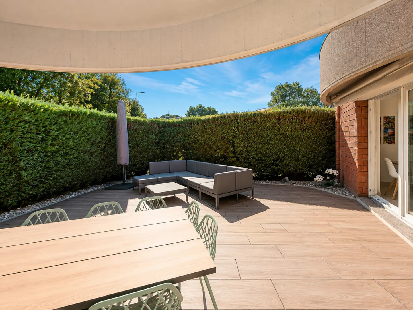 Elegante Villa mit Garten, Großzügiger Terrasse und Offener Aussicht - Foto 4 von 24