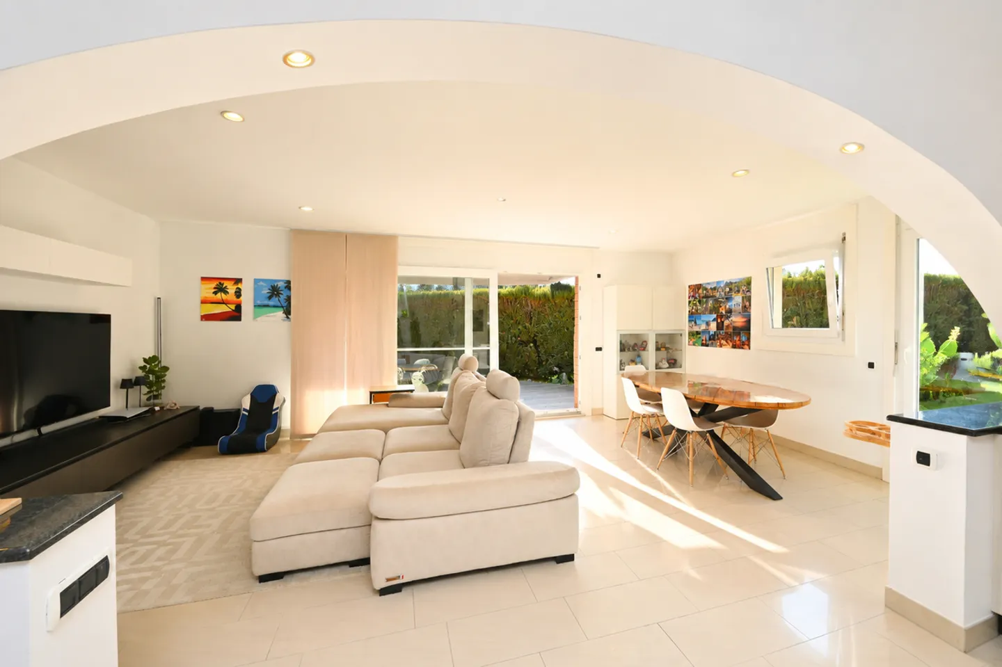 Elegante Villa mit Garten, Großzügiger Terrasse und Offener Aussicht - Foto 5 von 24